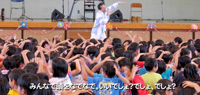 みんなで頭をなでなで。いいでしょ?でしょ、でしょ?